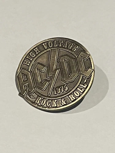 Эмалевая булавка с музыкальным логотипом, ACDC High Voltage Rock Roll, Ангус Янг, 3 см x 3 см - Изображение 1 из 3
