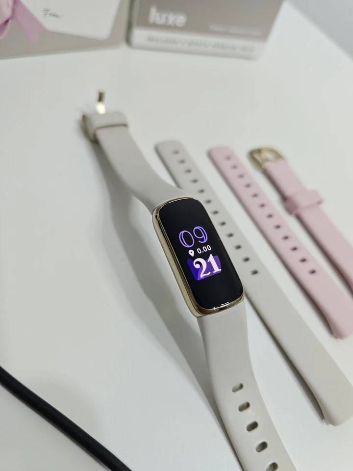 Fitbit Luxe Activity Fitness Tracker Lunar White + Peony Pink Strap & Charger - Image 3 of 4