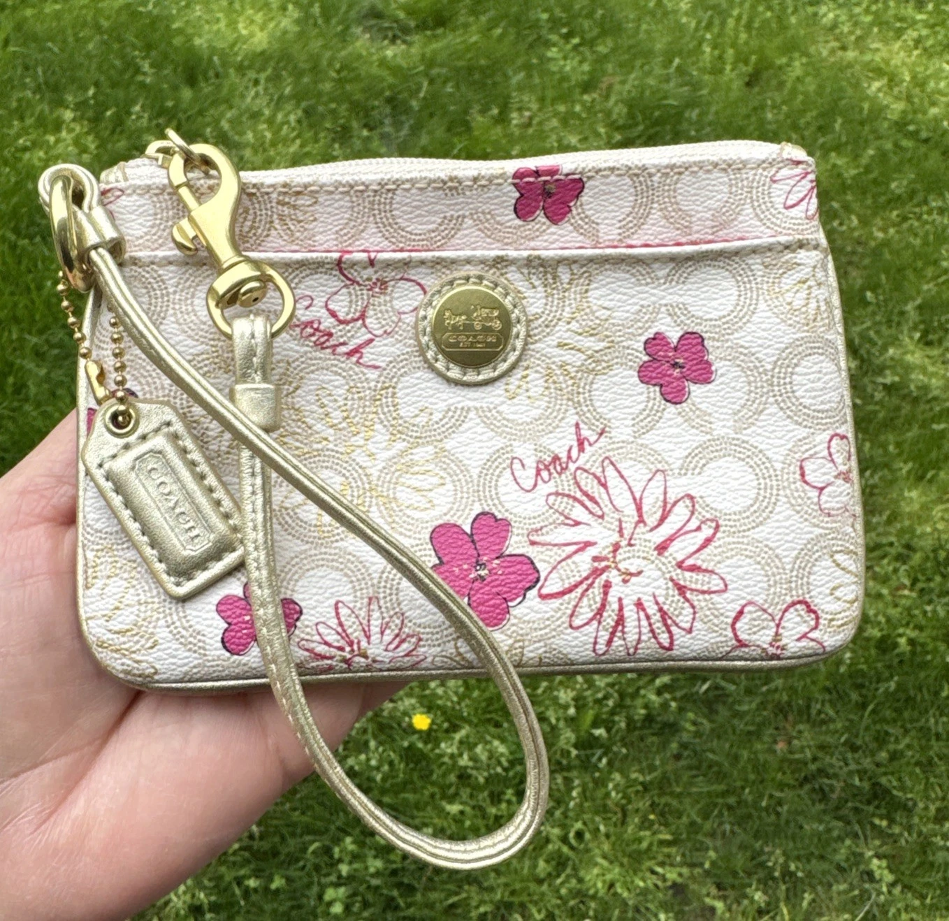 Portafoglio Coach Waverly stampa floreale zip da polso con bordo in pelle oro e cartellino da appendere