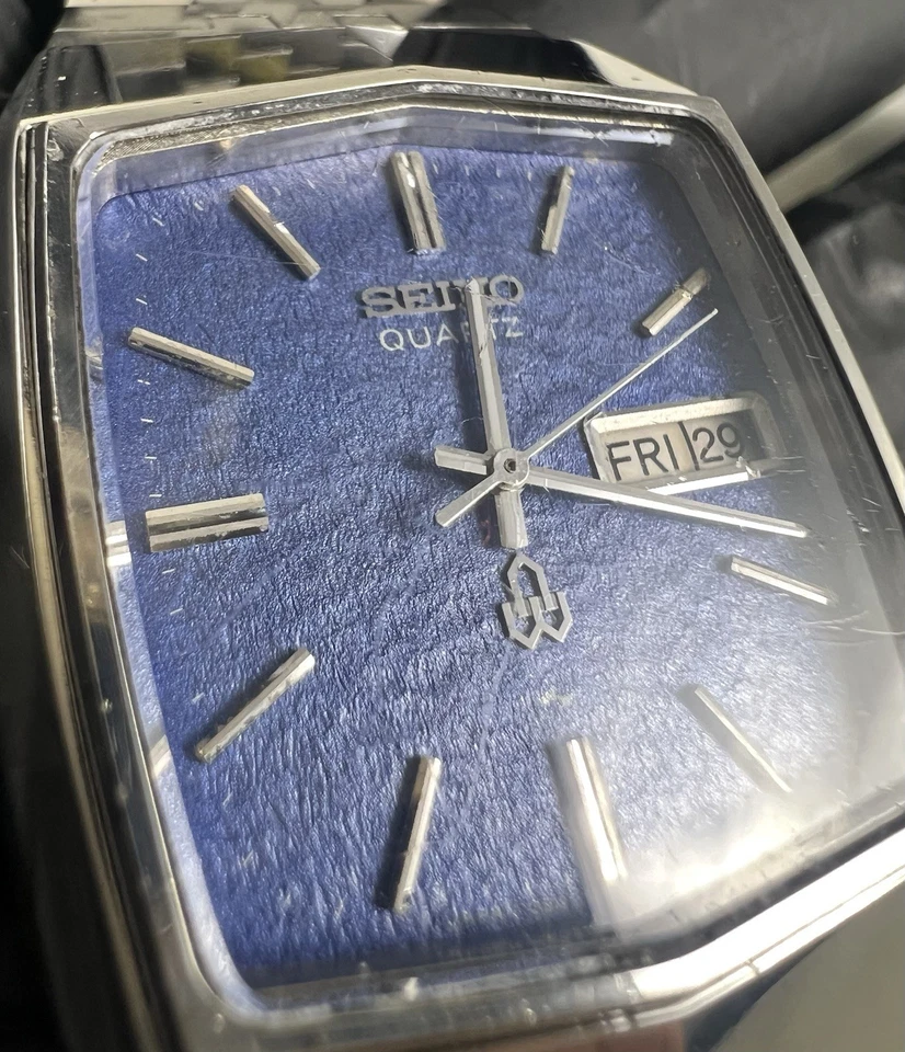 Reloj Seiko Tipo II 0843-5030 Cuarzo Azul Esfera Texturizada Día Fecha Vintage Japón Foto 4 de 4