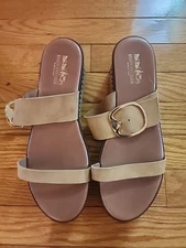 NWOT Coach And Four Treviso Light Yellow Slip-On Wedge  Leather Sandals Sz 9