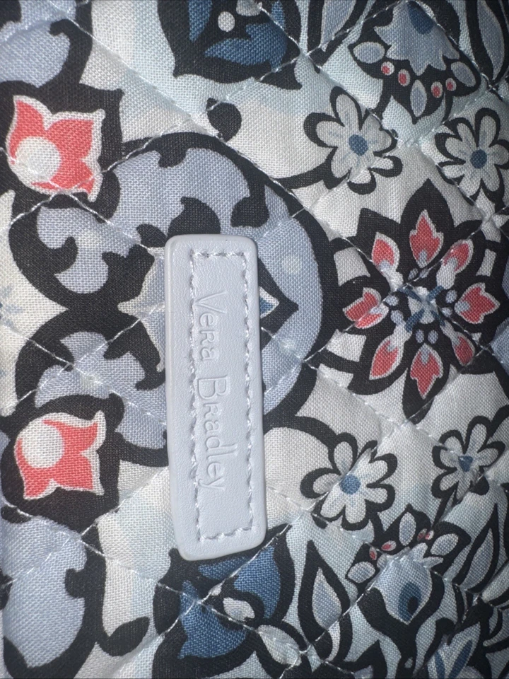 Funda para Tableta Vera Bradley en Lisboa Medallion 8” x10”x1” Azul/Blanco/Coral Foto 3 de 4