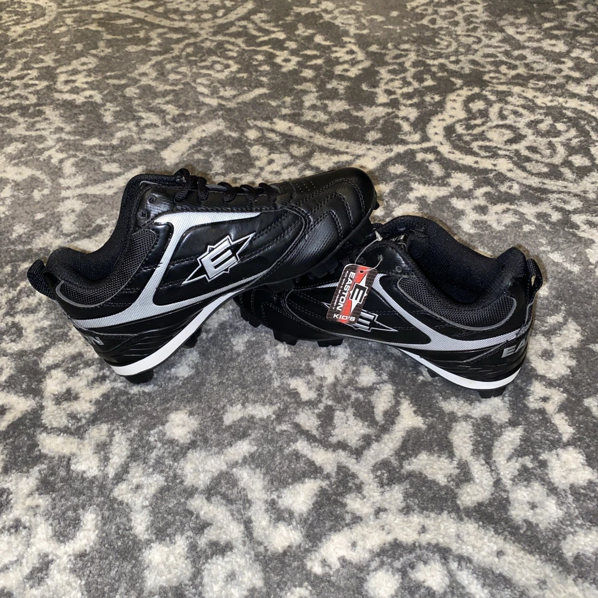 Chaussures Baseball Easton – Garçon – Pointure 5 – Crampons Noir Et Blanc – Occasion