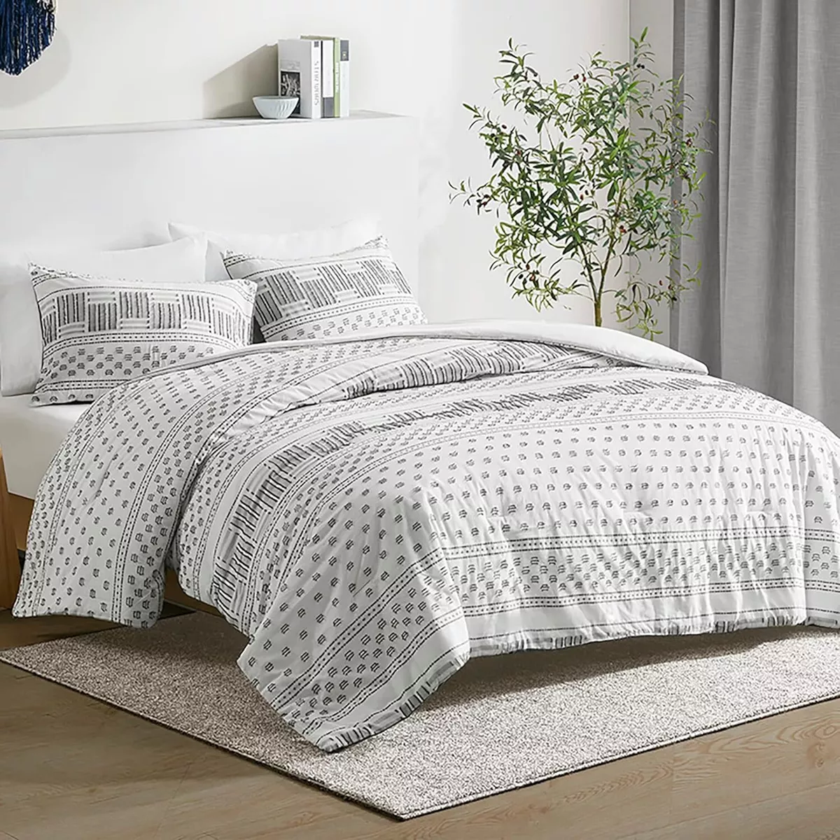 Cotton Farmhouse Comforter Set, King Size Bedding Sets, Dual-Sided Neutral Modern Design, with Boho Style Clipped Jacquard Stripes 3-Pieces /w