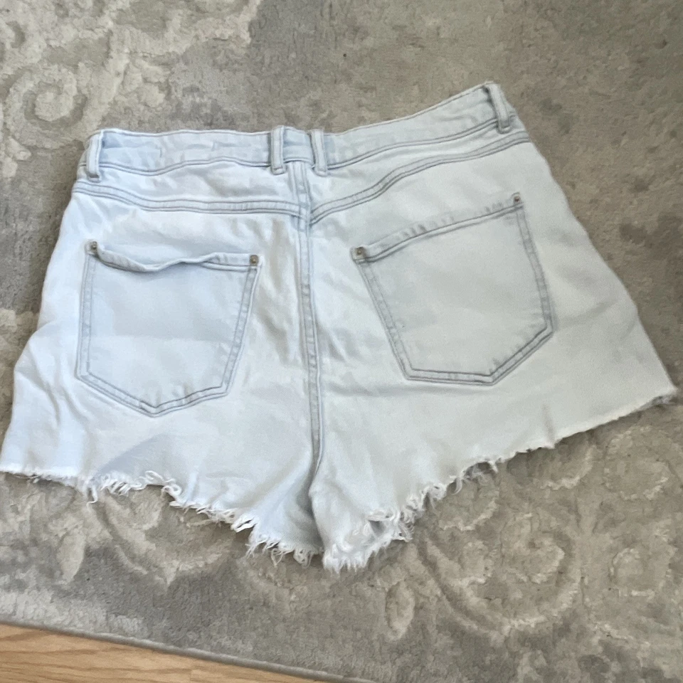 Jack Wills Women’s Light Wash Blue Denim Cut-Off Shorts High Rise W30 size 12 - Image 2 of 4