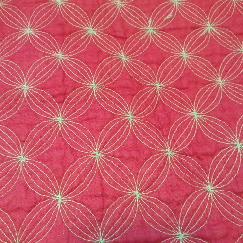 WHITE PINE RED GREEN QUILTED COTTON TABLE RUNNER TASSELS 13" X 74" EUC - Picture 2 of 4