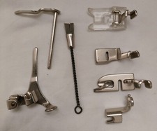 ANCIEN LOT PIECES PIED et ACCESSOIRES de MACHINES à COUDRE.Très bon état