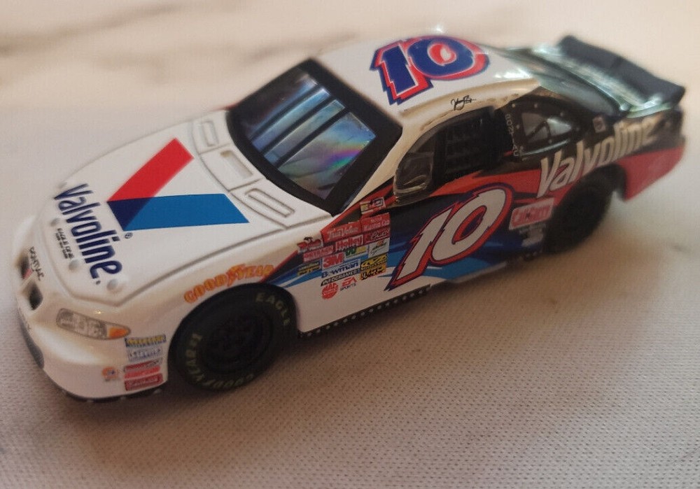 10 Valvoline Car Johnny Benson 2002 Grand Prix In Oil Can Tin  1/64 Original Box
