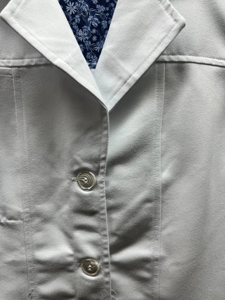 Women's Grey's Anatomy Classic 30" Lab Coat 4 Pocket Button Cuff Sz S White NWT - Image 3 of 4