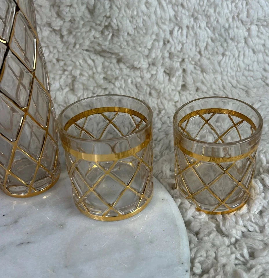 Juego de Coctelera Martini Altuzarra y Cuatro Vasos Oro 18k Enrejado MCM De Colección Foto 3 de 4