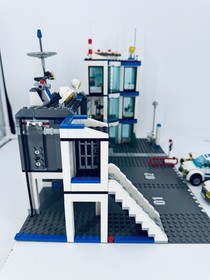 LEGO CITY: Police Station (7498) 2 Vehicles 4 minfigs, a few missing pieces