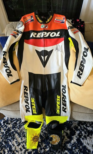 Signiertes Valentino Rossi Repsol Honda Dainese komplettes Rennleder mit Echtheitszertifikat - Bild 2 von 20