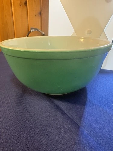 Pyrex Vintage Green  2.5 Qts. Milk Glass Nesting Mixing Bowl #403 8 3/4"x4"
