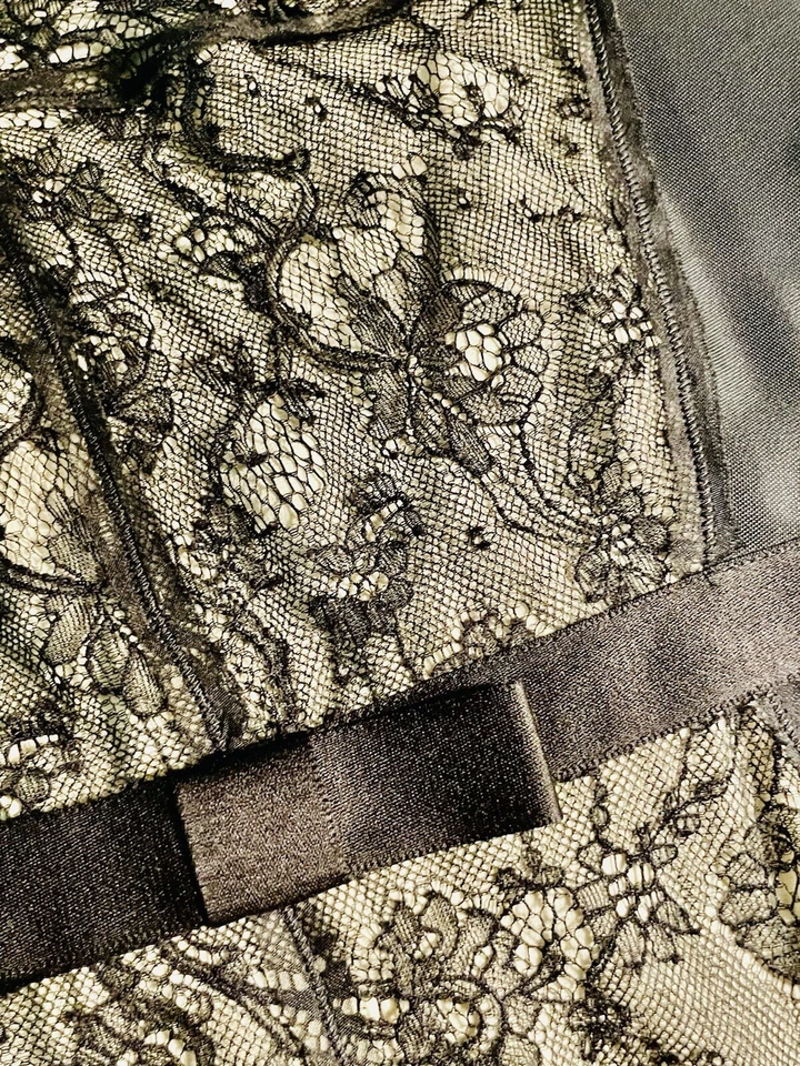 Vestido negro Dolce Gabbana D&G, talla 40IT, detalles de encaje y lazo Foto 3 de 4