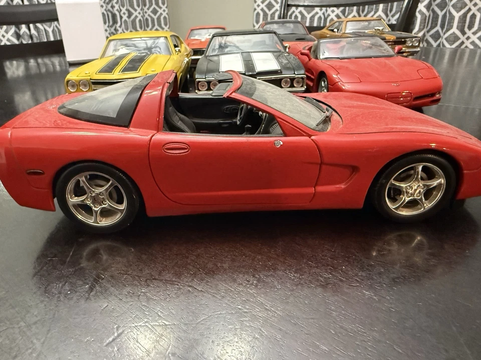 ERTL 2003 Chevrolet Corvette Diecast Model, Red, 1:18 Scale MISSING MIRRORS/TOP - Image 4 of 4