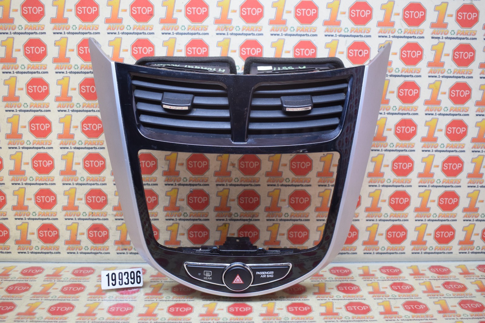 2011-2014 HYUNDAI ACCENT CENTER DASH RADIO TRIM BEZEL W/AC VENTS 84740-1R200 OEM