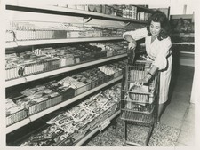 A09 A0922 &ndash; Supermarket Shopper Selecting Groceries, Editorial Photo Woman