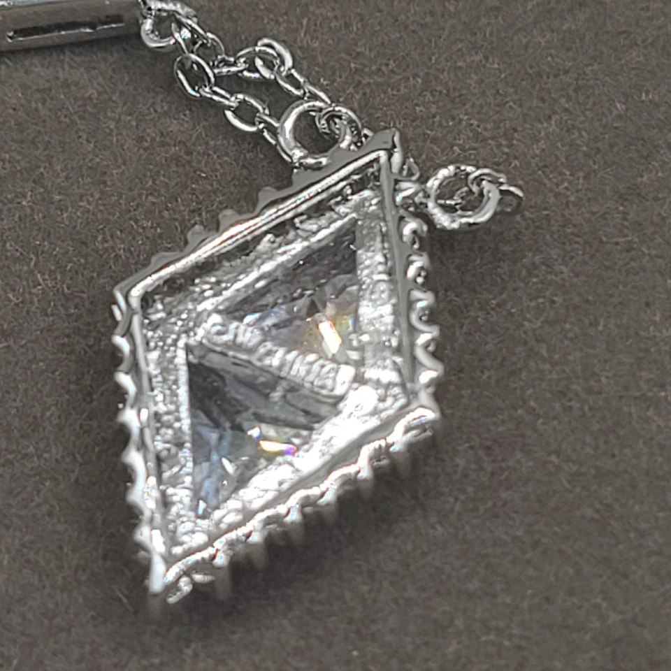 Pendientes Nolan Miller Estrás Colgantes Tono Plata Perforados Foto 3 de 4