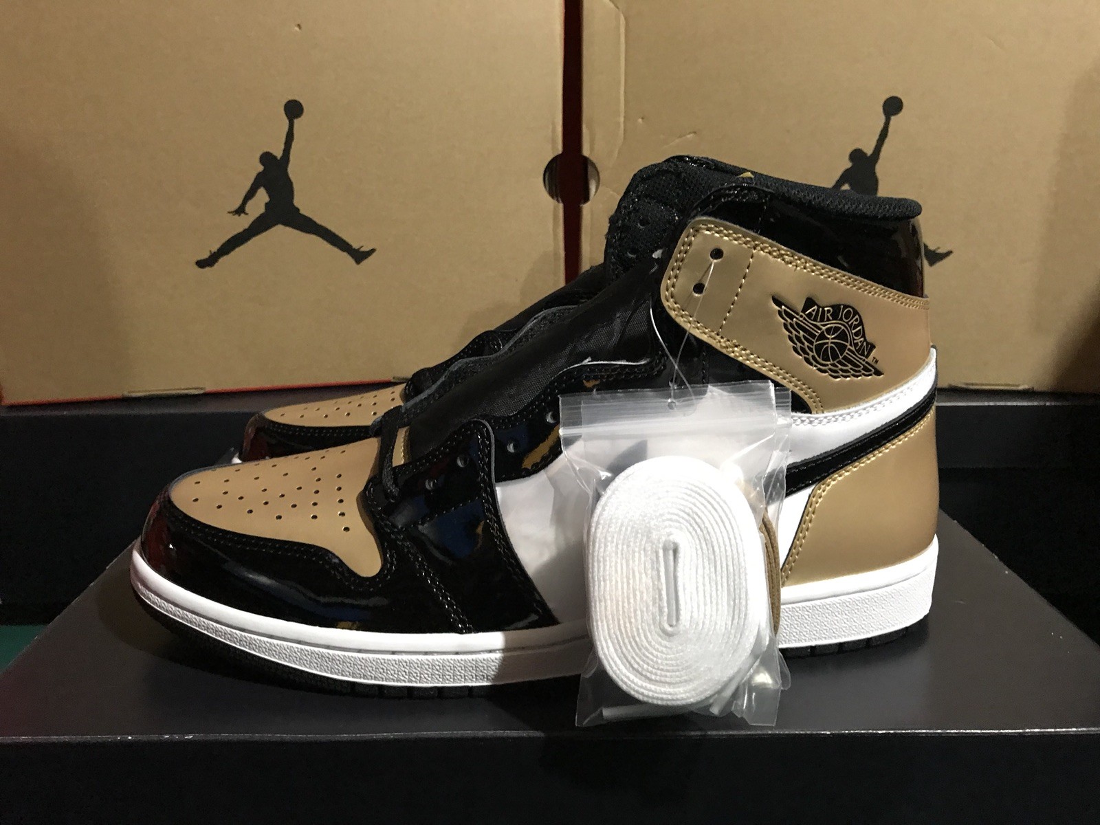 jordan retro 1 gold toe