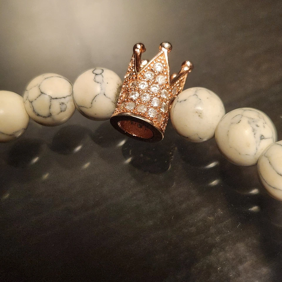 Women / Men Gold Crown Natural Stone White Howlite Beads Charm Bracelet - Imagem 2 de 4