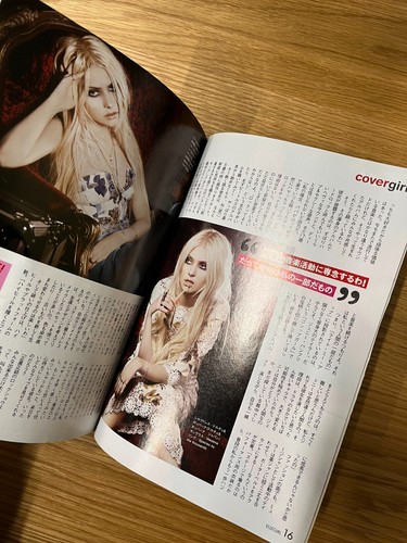 ELLE Girl April 2011 | TAYLOR MOMSEN | Japanese ver. - Picture 3 of 14
