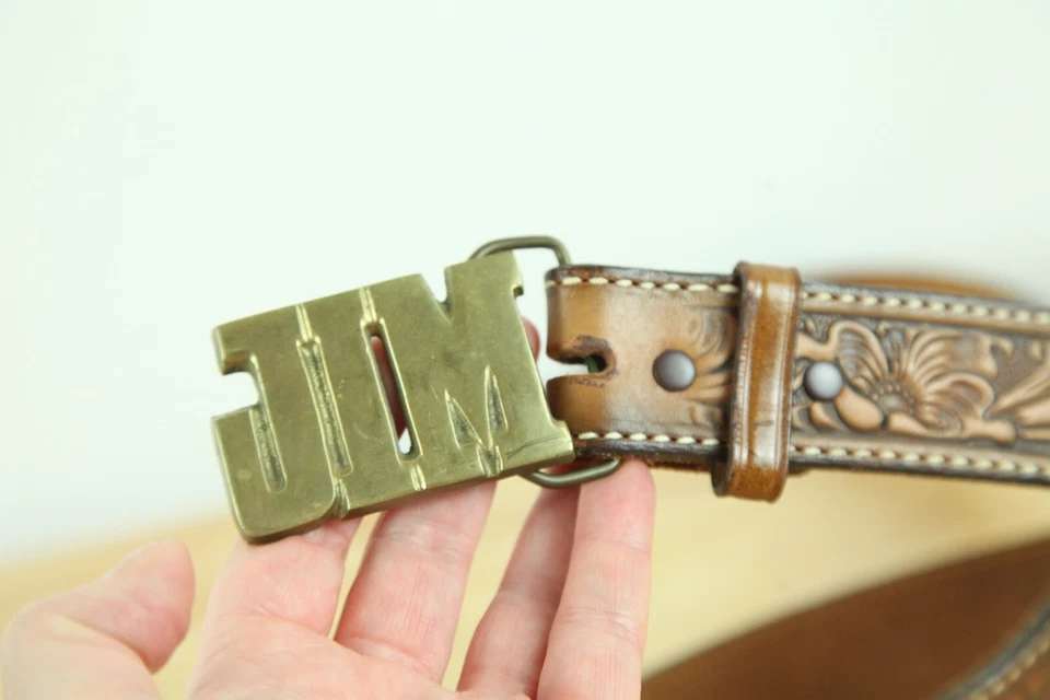 Cinto ocidental vintage anos 70 Tony Lama couro trabalhado EUA 36 Jim nome fivela de latão - Imagem 2 de 4