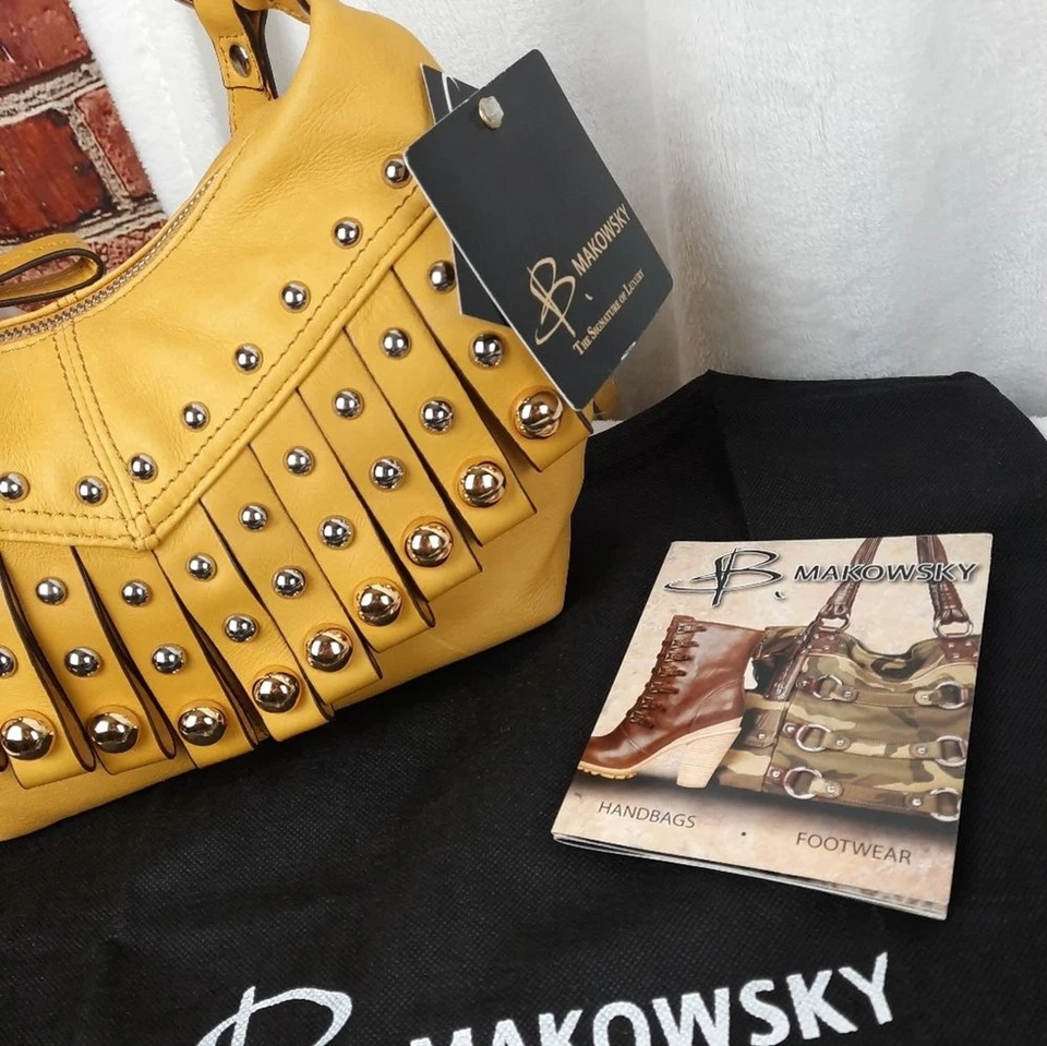 Bolso para mujer B. Makowsky amarillo con tachuelas Foto 3 de 4
