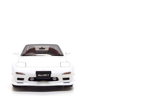 AUTOart 1:18 Mazda efini RX-7 (FD) Tuned Version in Pure White - Picture 2 of 15