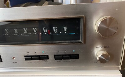 Accuphase T-101 FMステレオチューナー Accuphase T-101 FM tuner in nice shape Read. Power On Gets