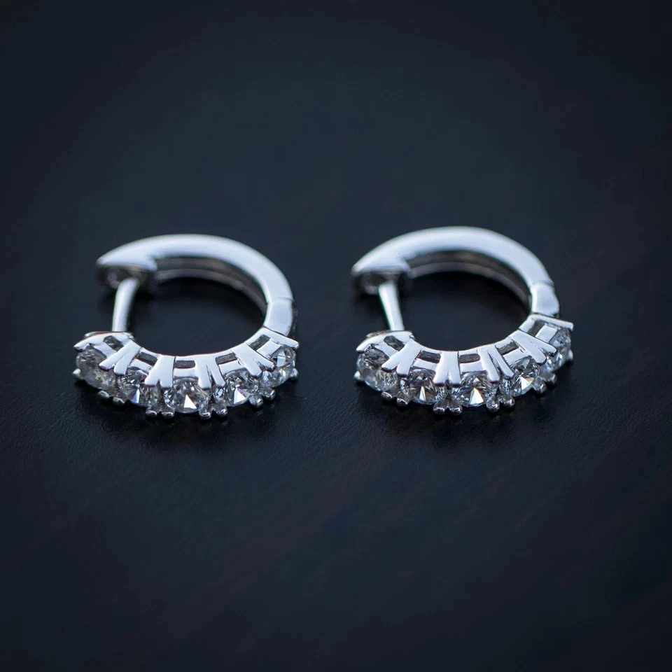 Pendientes de aro de diamantes de corte redondo helado creados en laboratorio para hombre enchapados en oro blanco de 14 k Foto 3 de 4