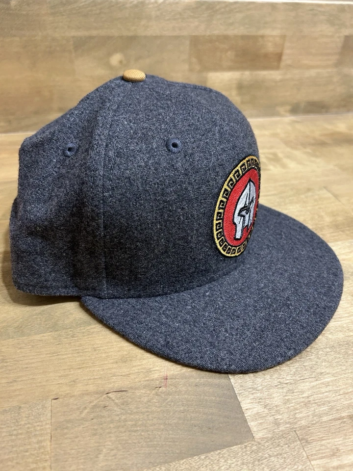Sombrero Club Exclusivo 7-1/8 New Era Dionic Spartan Casco Mezcla Lana Gorra Foto 3 de 4