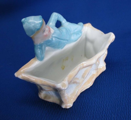 ANTIQUE FIGURAL STAFFORDSHIRE YOUNG LAD RESTING MATCH BOX STRIKER VESTA - Picture 2 of 5