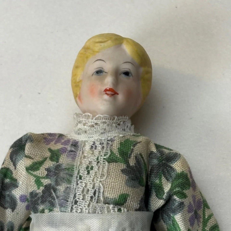 Muñeca Antigua Miniatura Alemana Pintada Bisque Antigua Pareja Niño Niña Vestido Foto 2 de 4