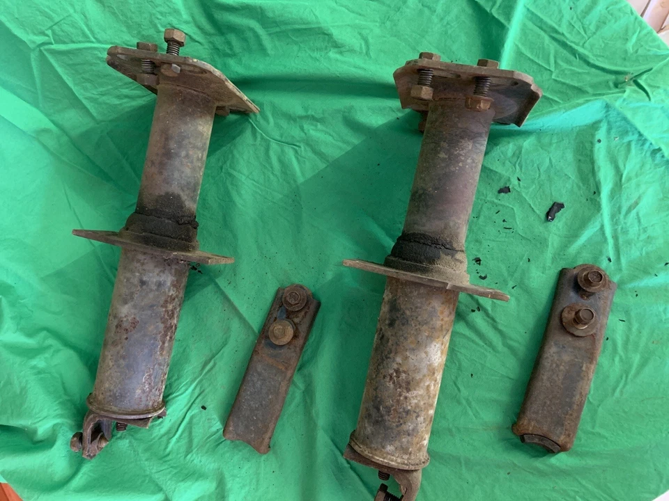 Oldsmobile Cutlass Salon Supreme 1976 1977 parachoques delantero amortiguadores par de soportes Foto 2 de 4