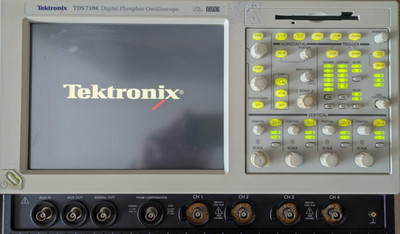 Tektronix TDS7104 1GHz Oszilloskop (Defekt) | RIESEN Zubehör-Paket: P6243, 4x P6