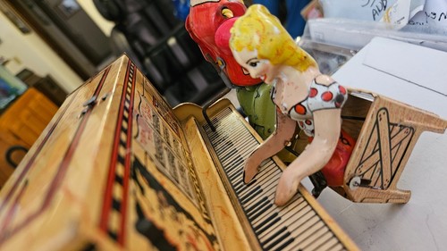 Li’L Abner Dogpatch band wind up 1945, repro box, works!! - Picture 4 of 8