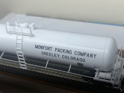 MONFORT PACKING 20K GALLON NON-INSULATED TANK CAR- HO SCALE - " GREELEY " NEW - Picture 4 of 10