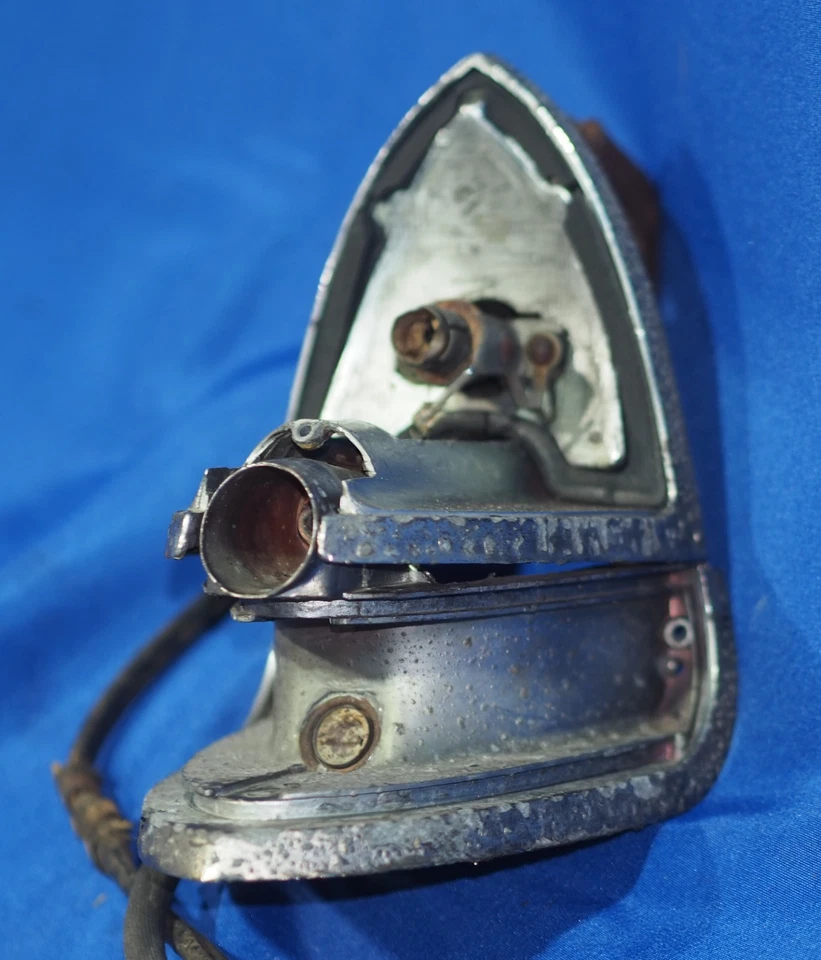 Cadillac Series 62 1953 luz trasera lateral izquierda carcasa puerta de llenado de combustible OEM bien Foto 4 de 4