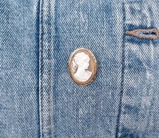 Vintage Camee Brosche –klassisches Damenprofil, vergoldete Fassung, 1950er Jahre