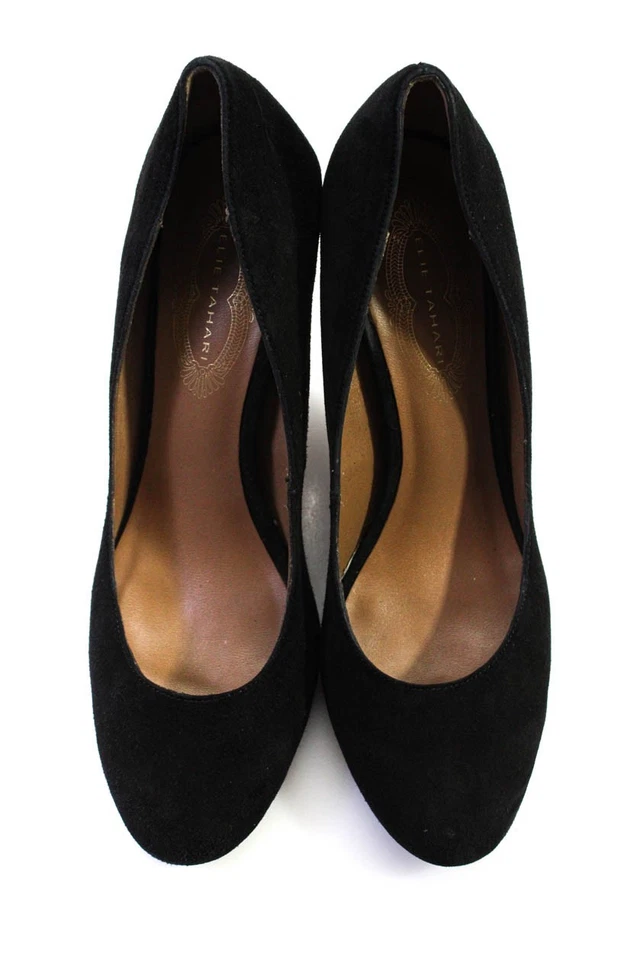 Bombas Elie Tahari femininas de camurça biqueira redonda salto médio clássicas pretas tamanho 8.5EUA 38.5E - Imagem 2 de 4