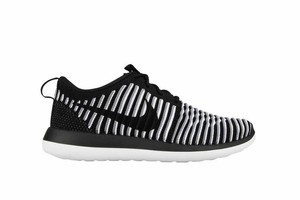 nike roshe two black and white
