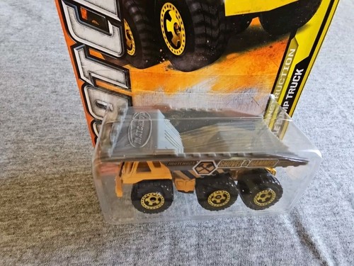 Camión de volteo Matchbox 2012 de 3 ejes amarillo 37/120 construcción Little Bend - Imagen 3 de 5