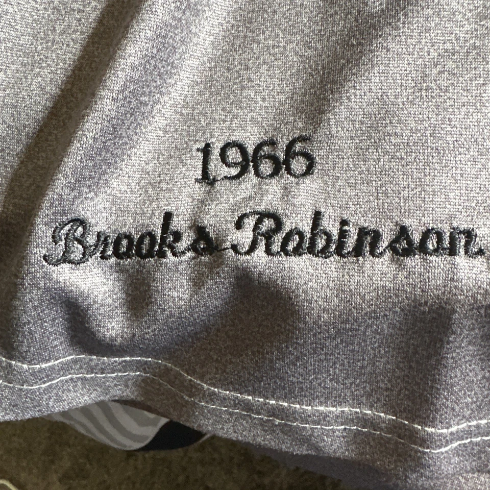 Camiseta deportiva Baltimore Orioles Brooks Robinson Mitchell & Ness gris 1966 auténtica 52 Foto 3 de 4