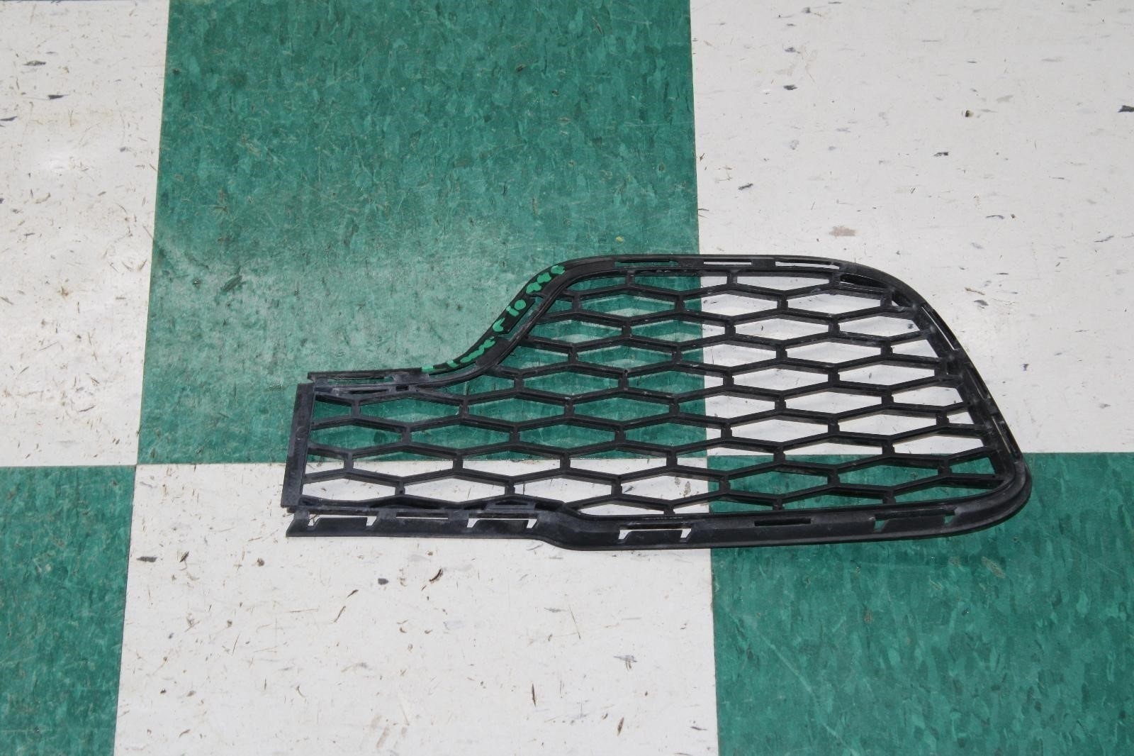 14-17 GHIBLI Passenger RH R Lower Bumper Grille Insert Grill OE Factory Original