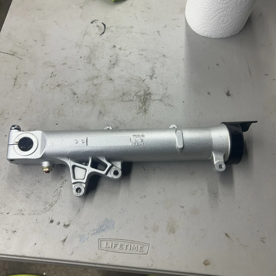 Правая нижняя ножка вилки для Honda Cbr 600rr 2003-2004 годов выпуска - Изображение 3 из 4