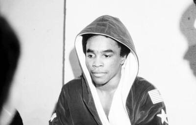 Sugar Ray Leonard After Winning The Fight v Javier Muniz 1978 Old Boxing Photo