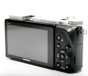 Samsung NX300 20.3MP Digital Camera Body. Free Charger, Battery & Strap