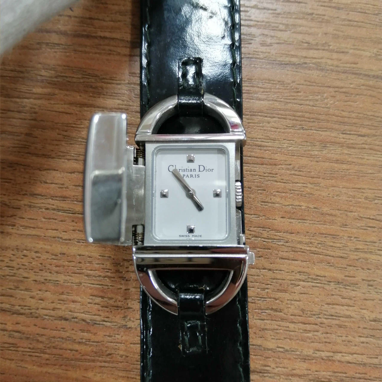 Montres Christian Dior D78 100 en acier inoxydable pour femmes avec boîte