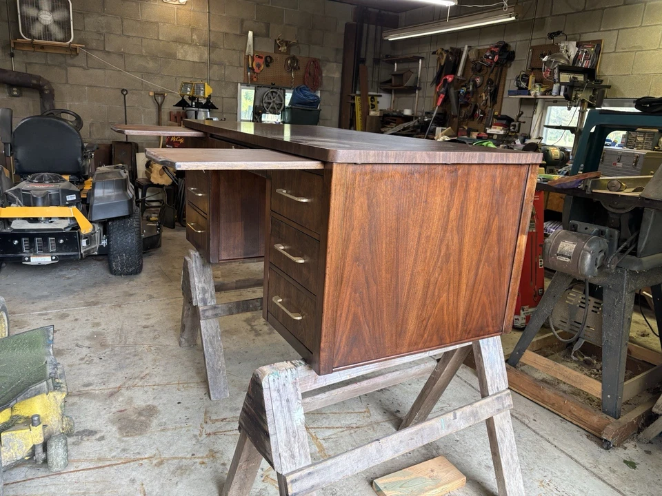 Alma Desk Company 1979 ¡Escritorio moderno de mediados de siglo! ¡Nogal oscuro! Medición 60x25x30 Foto 3 de 4