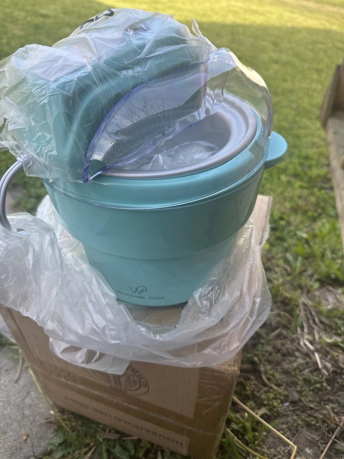 Wolfgang Puck BICM2000 Ice Blue Electric Ice Cream Maker with Clear Lid & Paddle
Opens in a new wind